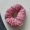 Dettaglio dell'elastico scrunchie a quadretti rossi e bianchi in cotone con trama morbida - Stile a Quadri Rossi