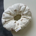Detailed view of beige knit scrunchie with brown bear and purple floral prints - Off-white Bear Style