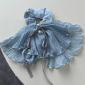 Detail des übergroßen hellblauen plissierten Haargummis mit großer Perle und Seidenbändern - Blau-Schleifen-Haargummi
