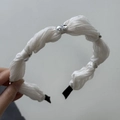 Détail d'un serre-tête en tulle plissé blanc orné de perles et cristaux brillants - Serre-tête Blanc Cassé
