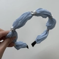 Détail d'un serre-tête en résille bleu clair orné de perles blanches et strass en cœur - Serre-tête Bleu