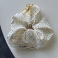 Elastico per capelli con fiori gialli e pizzo bianco in stile coreano elegante - Scrunchie Plissettato Giallo / Giallo