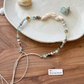 Detalle de diadema bohemia trenzada con conchas y cuentas de colores en bandeja blanca - Estilo C (Concha Cuentas Azul Ámbar)