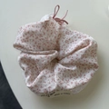 Dettaglio di elastico per capelli floreale con pizzo bianco ed etichetta coreana - Scrunchie Plissettato Rosa / Rosa