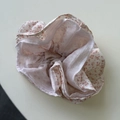 Detail van een bloemen scrunchie met roze bloemmotieven op crème chiffon stof - Roze Getailleerde Scrunchie