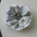 Détail d'un chouchou à carreaux bleu clair avec motif cerise et bordure en dentelle blanche - Style Broderie Cerise Dentelle / Style Dentelle Vichy Bleu Vert