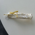 Detail van bloemen haarklem met witte kanten rand en geel strikje als accent - Gele Stoffen Haarklem