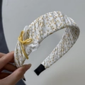 Detail van een bloemenhaarband met gele strik en verfijnde kanten randen - Gele Bloemen Hoofdband