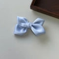 Elegante pinza para el pelo con lazo de satén azul claro y textura de seda suave - Azul