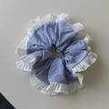 Chouchou à carreaux bleu et blanc avec bordure à volants plissés blancs pour coiffure - Vichy Bleu