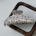 Dettaglio molletta per capelli crema con stampa bacche blu e accenti di strass lucidi - Molla per Capelli Grande Floreale Viola