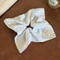 Dettaglio scrunchie a quadri azzurri con cuore in pizzo e ricamo rosa accessorio per capelli - Stile Cuore Plaid