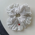 Scrunchie a pois con volant in seersucker bianco con ciondolo a cuore rosso ed etichetta a mano - Bianco Sporco