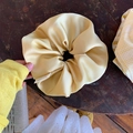 Détail d'un chouchou en satin jaune clair avec étiquette faite main sur bois vintage - Satin Jaune (Chouchou Jaune)