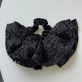 Dettaglio di un elastico per capelli a pois bianchi e neri con pieghe in chiffon morbido - Nero