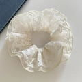 Chouchou élégant en dentelle crème avec broderie florale et texture en résille fine - Blanc Cassé