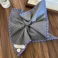Molla per capelli in tessuto grigio a quadri blu con pizzo e bottone su legno - Scrunchie a Foulard Quadrato