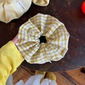 Détail d'un chouchou géant à carreaux jaunes avec texture satinée pour la coiffure - Plaid Jaune Foncé (Chouchou Plaid Jaune Foncé)