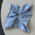 Dettaglio dell'elastico per capelli a quadretti blu con bordo smerlato rosa e ricamo ciliegia - Stile Foulard Quadrato Gingham Blu