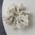 Florales Chiffon-Haargummi mit Spitzenkante und süßes pastorales Muster für Damenfrisuren - Cremeweiß