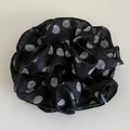 Vista dettagliata dell'elastico per capelli nero a pois con tessuto velato e bordi rifiniti - Nero Piccolo