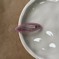 Nahaufnahme der rosa Acetat-Haarspange mit Strasssteinen und Creation France Gravur - Rosa