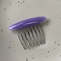 Dettaglio del pettine per capelli in acetato viola con incisione France Handmade - Viola