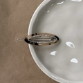 Detailansicht der ovalen Acetat-Haarspange mit Schildpattmuster und Strass auf weißer Schale - Helles Leopardenmuster