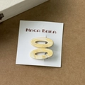 Détail de barrettes ovales en acétate avec motif marbré crème sur carte de présentation - Paire Jaune