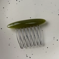 Dettaglio del pettine per capelli verde oliva marmorizzato con scritta in oro - Verde