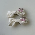 Détail de pinces à cheveux en tissu avec broderie cerise et dentelle ajourée - Pince nœud en satin crème