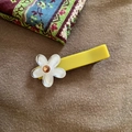 Dettaglio di fermaglio per capelli giallo con fiore di cristallo bianco su tessuto - Giallo