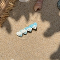 Detalle de la pinza para el pelo estilo playa con corazones degradados en la arena - Corazón Azul