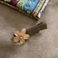 Dettaglio della molletta per capelli a fiore champagne con cristallo centrale lucido - Marrone