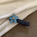 Dettaglio del fermaglio per capelli a fiore blu traslucido con cristallo ambrato - Fiore Blu Lago