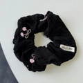 Dettaglio dell'elastico scrunchie nero con ricamo traforato e motivi di ciliegie rosa - Scrunchie Nero