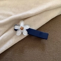 Detalle de la pinza para el pelo con flor blanca traslúcida y cristal ámbar en base azul - Flor Blanca