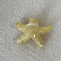 Pince à cheveux étoile avec motif marbré jaune et blanc sur fond en peluche douce - Étoile de Mer Jaune