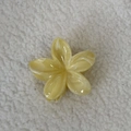 Pince à cheveux fleur de frangipanier avec texture marbrée jaune sur fond en peluche - Frangipanier Jaune