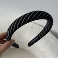 Detail eines handgefertigten gestreiften Strickstirnbands mit hochwertigem Stoffetikett - Schmales Stirnband / Schwarz Gestreift