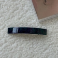 Dettaglio molletta in acetato marmorizzato viola con scritte dorate France Handmade - Blu e Viola