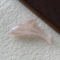 Pince à cheveux dauphin rose nacré avec fini scintillant pour coiffures élégantes - Dauphin Rose