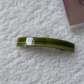 Dettaglio del fermaglio per capelli in acetato verde oliva con finitura lucida su peluche - Verde