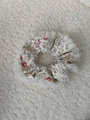 Gros plan détaillé d'un chouchou floral en tissu avec bordure en dentelle blanche - Style Floral Vert Frais (Modèle E)