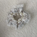 Détail du chouchou floral avec nœuds roses et bordure en dentelle blanche sur fond en peluche - Style Floral Jaune avec Noeud (Modèle D)