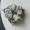 Florales Baumwoll-Haargummi in Grau und Gelb mit drei kleinen schokobraunen Bandschleifen - Grau Blumen Scrunchie