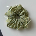 Salbeigrüne Scrunchie mit Blumenmuster, kleinen Schleifen und Vintage Faltenstruktur - Grüner Blumiger Haargummi
