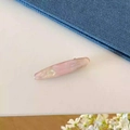 Détail de la barrette en acétate rose marbré avec gravure de marque et texture polie - Rose Texturé