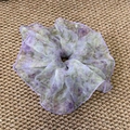 Detailansicht eines floralen Scrunchies mit Organzastoff und lila Kantenverarbeitung - Violetter Rand