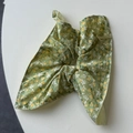 Detail eines grünen Haargummis mit Blumenmuster, Hasenohr-Schleife und weichen Falten - Grün Blumen Schleife Scrunchie